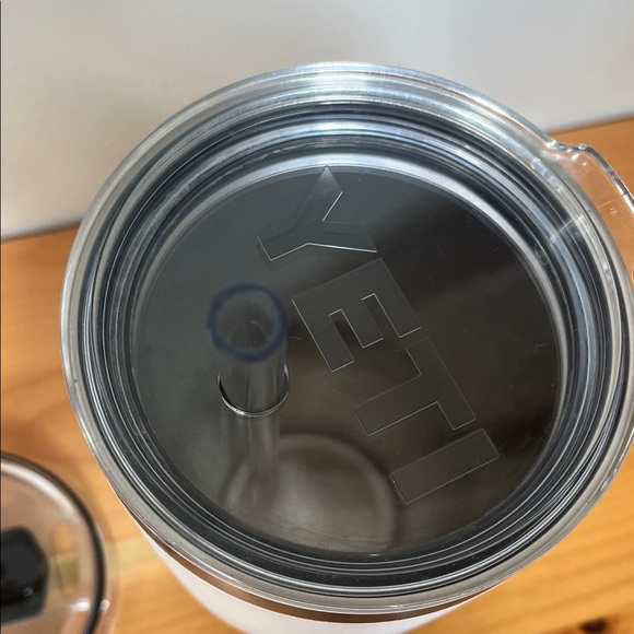 YETI Classic White Travel Mug with Clear Lid - Picture 6 of 8